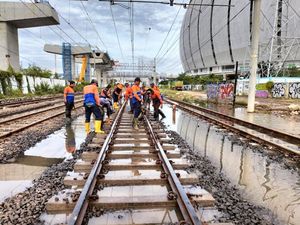 KAI Tinggikan Jalur KA Imbas Sering Terendam Banjir Rob Jakarta