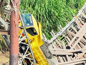 Pemkab Sidrap Butuh Rp 24 M Perbaiki Jembatan Ambruk Saat Truk Melintas Pemkab Sidrap Butuh Rp 24 M Perbaiki Jembatan Ambruk Saat Truk Melintas