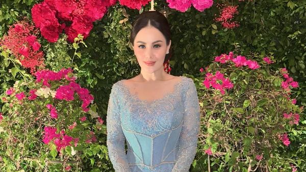 7 Gaya Jennifer Dunn Kondangan Bareng Suami, Paras Rupawan Anaknya Disorot