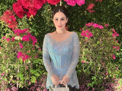 7 Gaya Jennifer Dunn Kondangan Bareng Suami, Paras Rupawan Anaknya Disorot