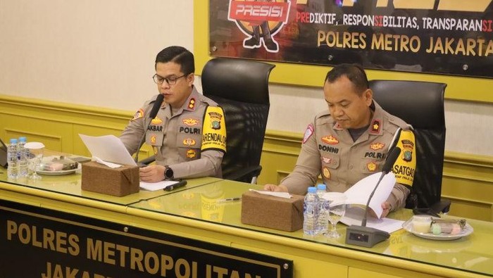 Kabag Ops Polres Metro Jakarta Utara AKBP Achmad Akbar bareng  Kepala Satuan Lalu Lintas (Kasat Lantas) Polres Metro Jakarta Utara Kompol Donni Bagus Wibisono di saat  rapat kerjasama Operasi Lilin 2024.