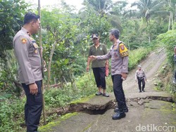 Tanah Gerak Makin Parah, Kapolres Trenggalek Minta Warga Mengungsi