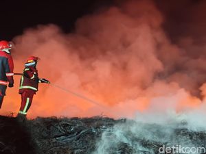 Sulitnya Padamkan Api di Gudang Ban Bekas Cianjur Sulitnya Padamkan Api di Gudang Ban Bekas Cianjur