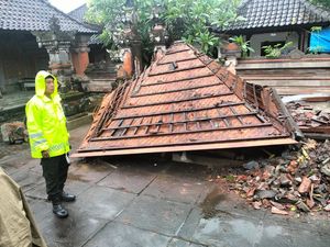 Video: Sejumlah Bangunan di Ubud Roboh Dihantam Angin Kencang