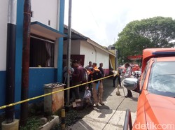 Kobaran Api di Pos Polisi Gentong Tasikmalaya