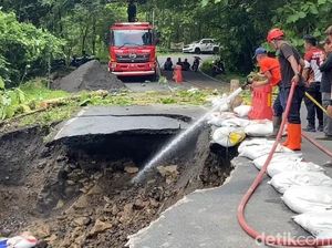 Jalur Penghubung Kulon Progo-Magelang Longsor, Separuh Badan Jalan Amblas