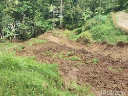 Longsor Tutupi Jalan Menuju Kampung Naga