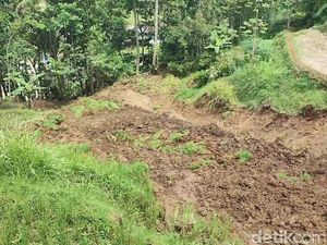 Longsor Tutupi Jalan Menuju Kampung Naga Longsor Tutupi Jalan Menuju Kampung Naga