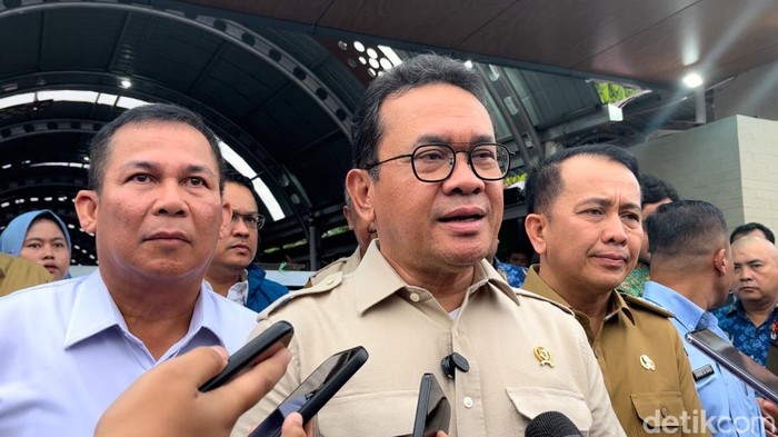 Mendag Budi Santoso usai tinjau Pasar Akik Medan jelang Nataru. (Kartika Sari/detikSumut) Mendag Budi Santoso usai tinjau Pasar Akik Medan jelang Nataru. (Kartika Sari/detikSumut)
