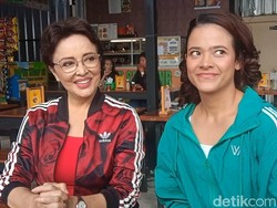 Minati Atmanagara Bahagia Nikmati Peran sebagai Oma dengan 2 Cucu Laki-Laki