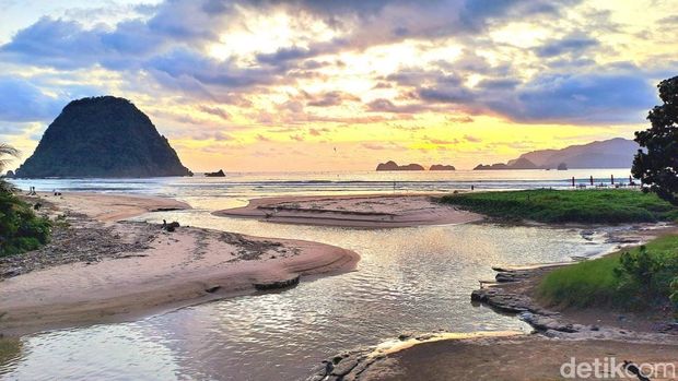 Pantai Pulau Merah Banyuwangi