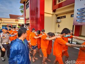 Puluhan Pengedar Narkoba Tertunduk Lesu di Mapolresta Bandung