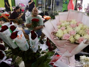 Penjual Bunga Rawa Belong Makin Cuan Jelang Natal