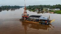 Perahu Penyeberangan di Sungai Brantas Raup Omzet Rp 24 Juta per Bulan