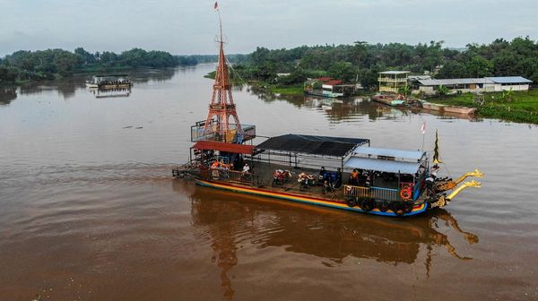 Perahu Penyeberangan di Sungai Brantas Raup Omzet Rp 24 Juta per Bulan