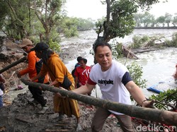 Tanggul di Greges Timur Surabaya Ditinggikan Cegah Banjir Rob