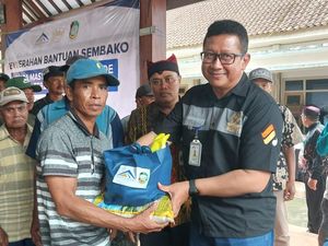 Korban Banjir Sukamade Banyuwangi Terima Paket Sembako dari PT BSI
