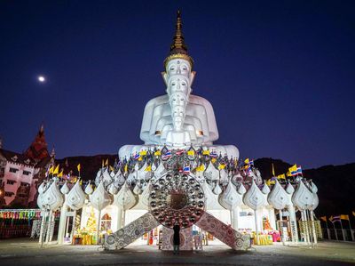 Keindahan Lima Patung Buddha di Puncak Thailand