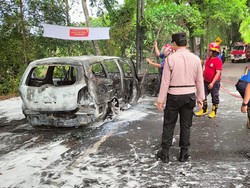 Mobil Angkut Tiga Penumpang Terbakar di Jalur Amlapura-Singaraja