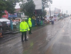 Hujan Deras Timbulkan Kemacetan di Lamongan, Polisi Langsung Atur Lalin
