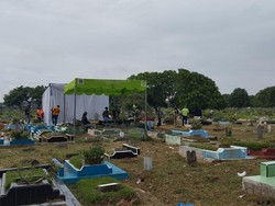 Ekshumasi Jenazah Bayi Diduga Tertukar, Tim Forensik Tiba di TPU Semper