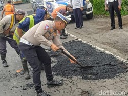Polres Situbondo Gandeng Dinas PU Tambal Jalan Berlubang Jelang Nataru