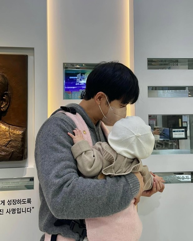 Potret Lee Seung Gi bersama sang buah hati