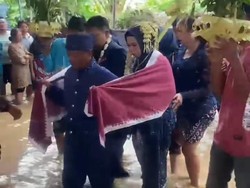 Viral Pengantin Tetap Gelar Resepsi Nikah di Tengah Banjir Ponorogo