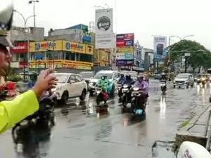 Lalin Jalan Margonda Arah Jakarta Padat Usai Diguyur Hujan Lalin Jalan Margonda Arah Jakarta Padat Usai Diguyur Hujan