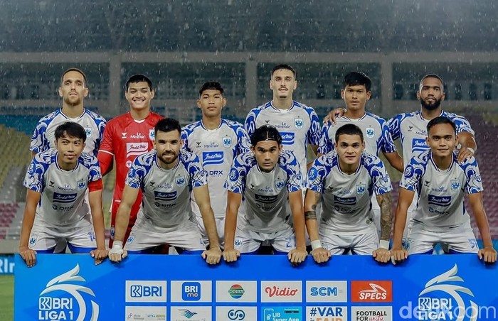 Skuad PSIS melawan PSS dalam laga pekan 15 Liga 1 2024/2025.