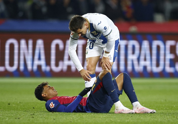Soccer Football - LaLiga - FC Barcelona v Leganes - Estadi Olimpic Lluis Companys, Barcelona, Spain - December 15, 2024  FC Barcelonas Lamine Yamal reacts after sustaining an injury as Leganes Javi Hernandez looks on REUTERS/Albert Gea