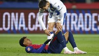 Yamal masih berusia 18 tahun, balada cederanya dinilai bisa membuat masa depan sang winger terancam (REUTERS/Albert Gea)