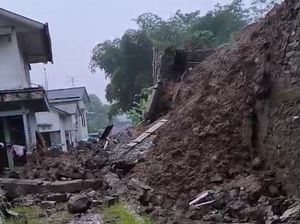 Talut Setinggi 7 Meter Longsor Timpa Rumah Warga di Wonosobo Talut Setinggi 7 Meter Longsor Timpa Rumah Warga di Wonosobo
