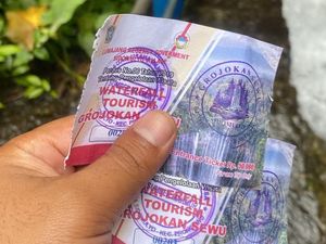 Viral Dugaan Pungli Tiket Masuk di Wisata Air Terjun Tumpak Sewu Viral Dugaan Pungli Tiket Masuk di Wisata Air Terjun Tumpak Sewu