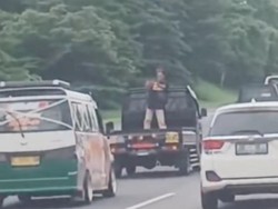 Bahaya! Pria Berdiri Sambil Merekam di Atas Pikap Melintas Tol Jagorawi
