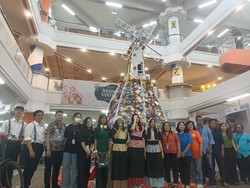 Keren! Kampus Petra Buat Pohon Natal dari Buku, Majalah hingga DVD