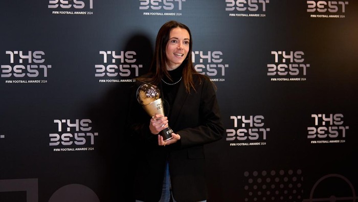 BARCELONA, SPAIN - DECEMBER 17: Aitana Bonmati of FC Barcelona poses with her The Best FIFA Womens Player Award trophy at Estadi Olimpic Lluis Companys on December 17, 2024 in Barcelona, Spain. (Photo by Alex Caparros - FIFA/FIFA via Getty Images)