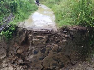 Akses Penghubung Dua Desa di Cirebon Lumpuh gegara Banjir Akses Penghubung Dua Desa di Cirebon Lumpuh gegara Banjir