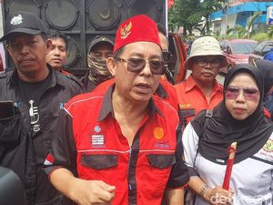Aksi Tuntut Revisi Upah Sektoral Tak Ada Hasil, Buruh Diminta Tunggu Senin Aksi Tuntut Revisi Upah Sektoral Tak Ada Hasil, Buruh Diminta Tunggu Senin