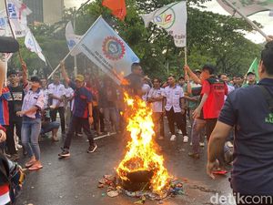 Tuntut Penetapan UMSK, Buruh Demo Bakar Ban di Kantor Gubernur Jateng