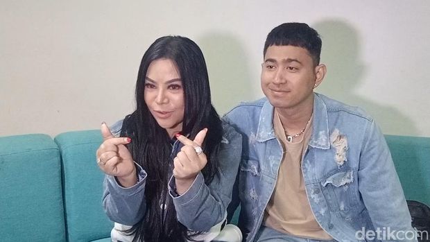 Anisa Bahar dan calon suaminya.