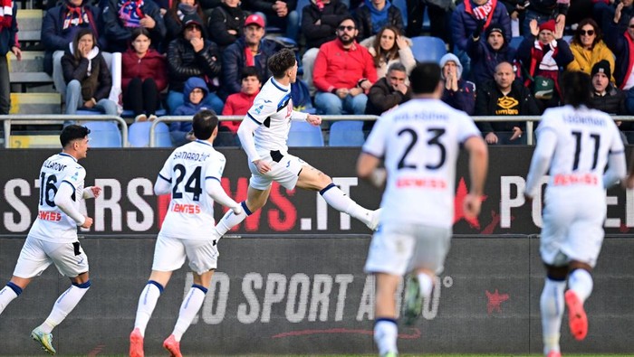 Soccer Football - Serie A - Cagliari v Atalanta - Unipol Domus, Cagliari, Italy - December 14, 2024 Atalantas Nicolo Zaniolo celebrates scoring their first goal with teammates REUTERS/Daniele Mascolo