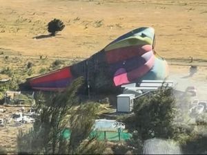 Balon Udara Raksasa Mendarat Tak Sempurna, Nyaris Hantam Rumah