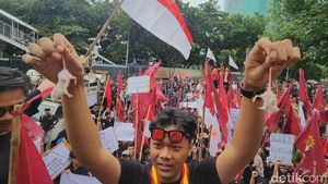 Bawa Tikus Putih, Pendemo Desak KPK Tangkap Harun Masiku