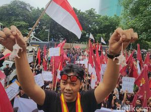 Bawa Tikus Putih, Pendemo Desak KPK Tangkap Harun Masiku Bawa Tikus Putih, Pendemo Desak KPK Tangkap Harun Masiku