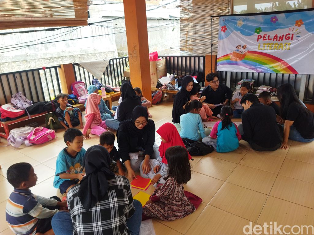 Berbuatbaik.id didukung CT Arsa Foundation menggelar kegiatan edukasi 'Pelangi Literasi' di taman baca Kampung Buku, Cibubur, Jakarta Timur.