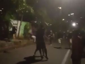 Video: Tawuran Hingga 1 Orang Tewas di Jakpus Ternyata Pekerja Proyek Vs Warga Video: Tawuran Hingga 1 Orang Tewas di Jakpus Ternyata Pekerja Proyek Vs Warga