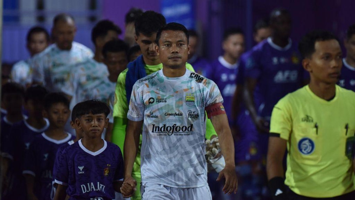 Momen Dedi Kusnandar saat menjadi kapten Persib Bandung. (Foto: Persib Bandung)