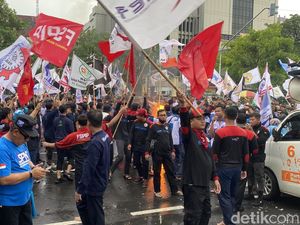 Massa Buruh Tuntut Penetapan UMSK Jateng, Ancam Gugat ke PTUN Massa Buruh Tuntut Penetapan UMSK Jateng, Ancam Gugat ke PTUN
