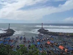 Perahu Nelayan di Pantai Selatan Tasik Rusak Diterjang Gelombang Pasang
